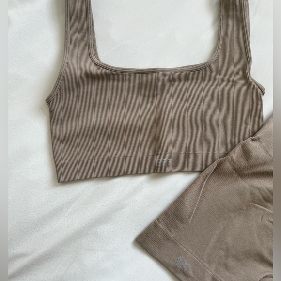 Set Active sports bra and shorts set in tan - Picture 2 of 4